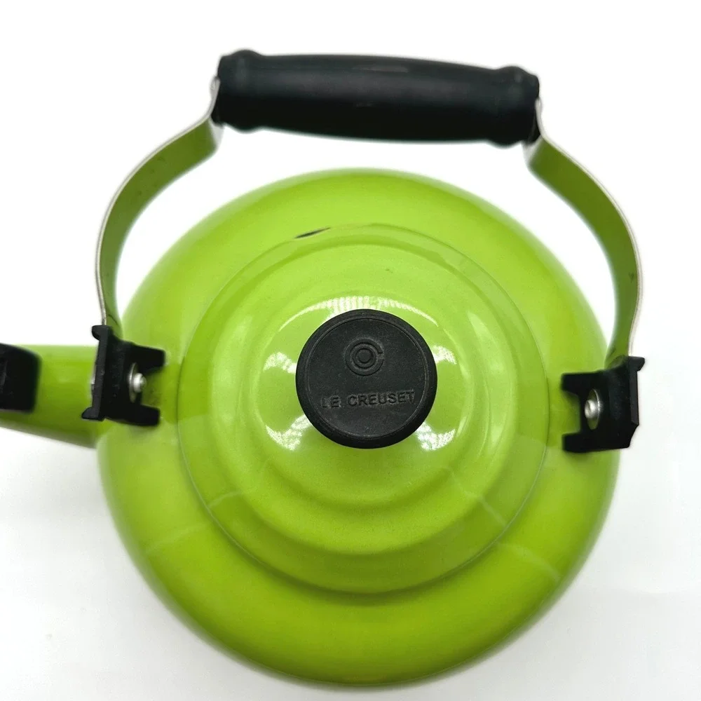 Le Creuset Enamel/Steel Whistling Tea Kettle Palm Lime Green 1.7 Qt